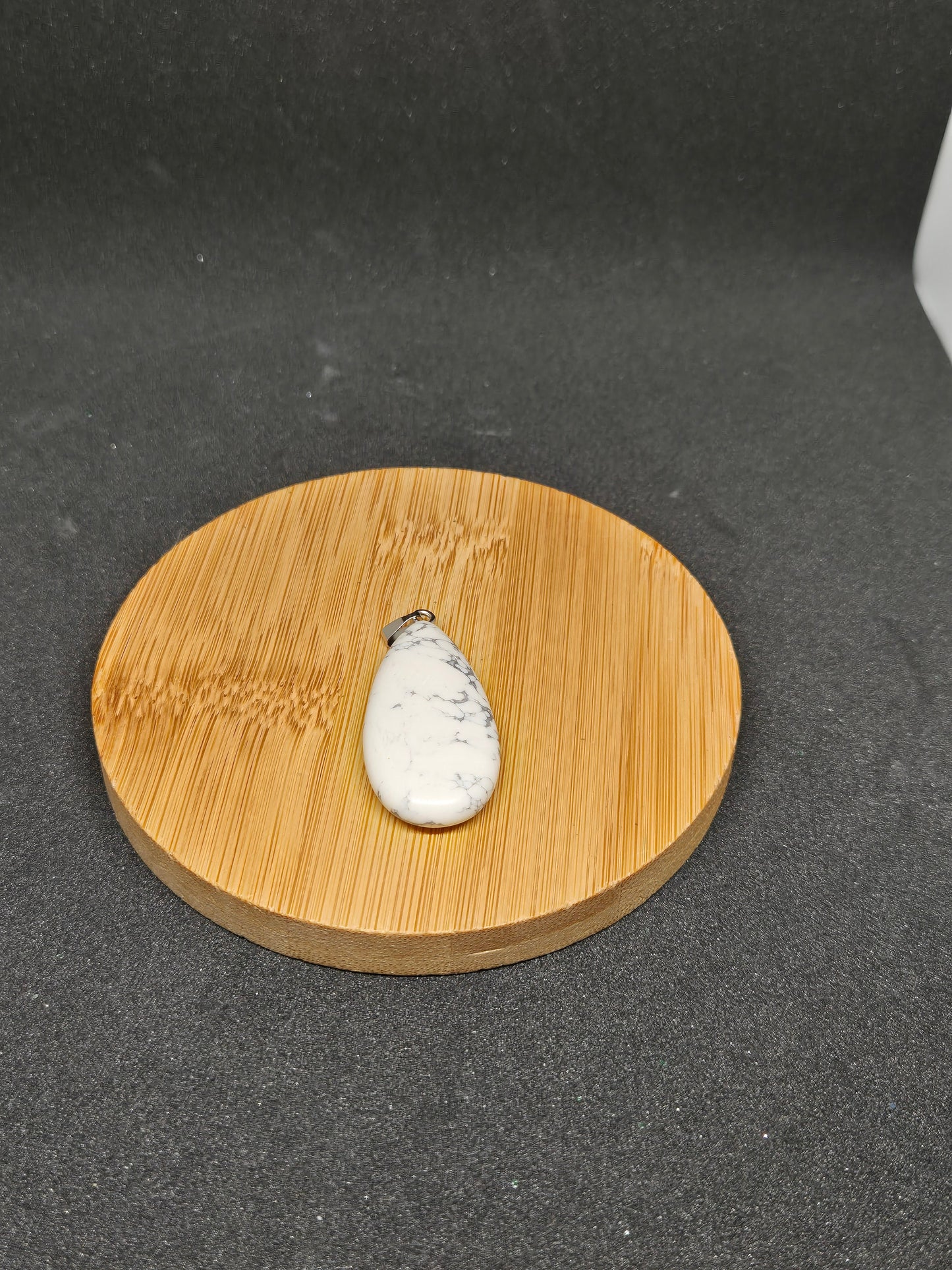 PENDENTIF GOUTTE HOWLITE