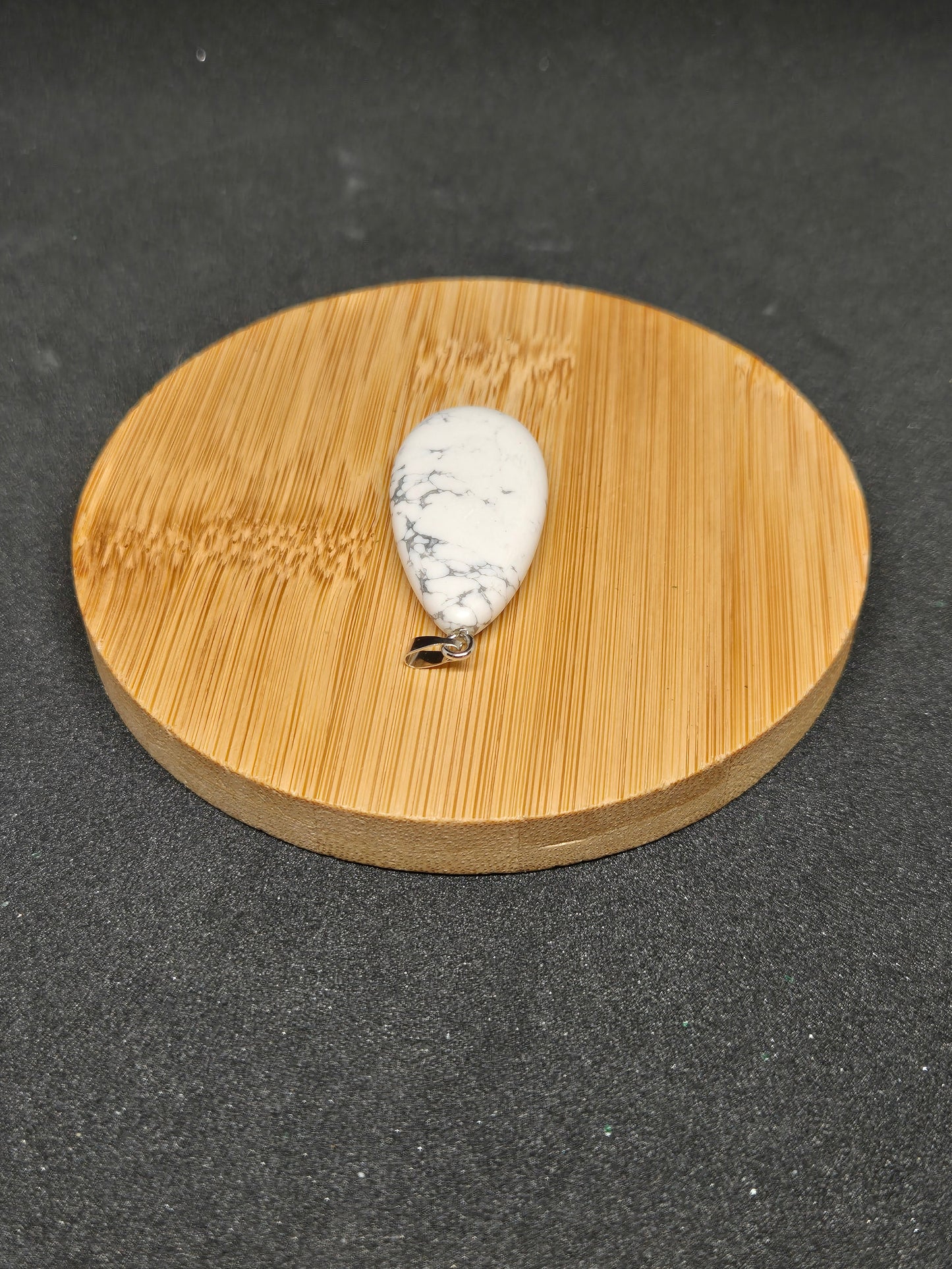 PENDENTIF GOUTTE HOWLITE