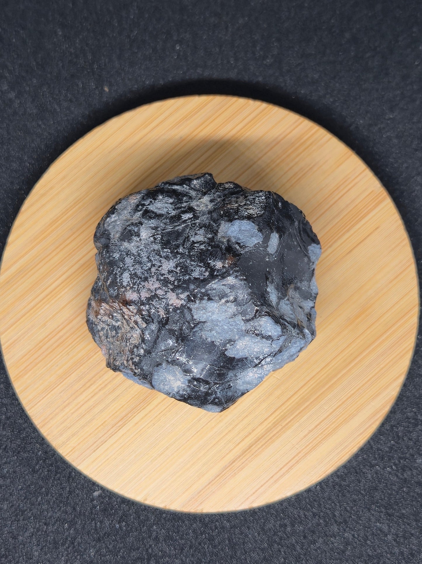 PIERRE BRUTE OBSIDIENNE MOUCHETÉE (NEIGE)