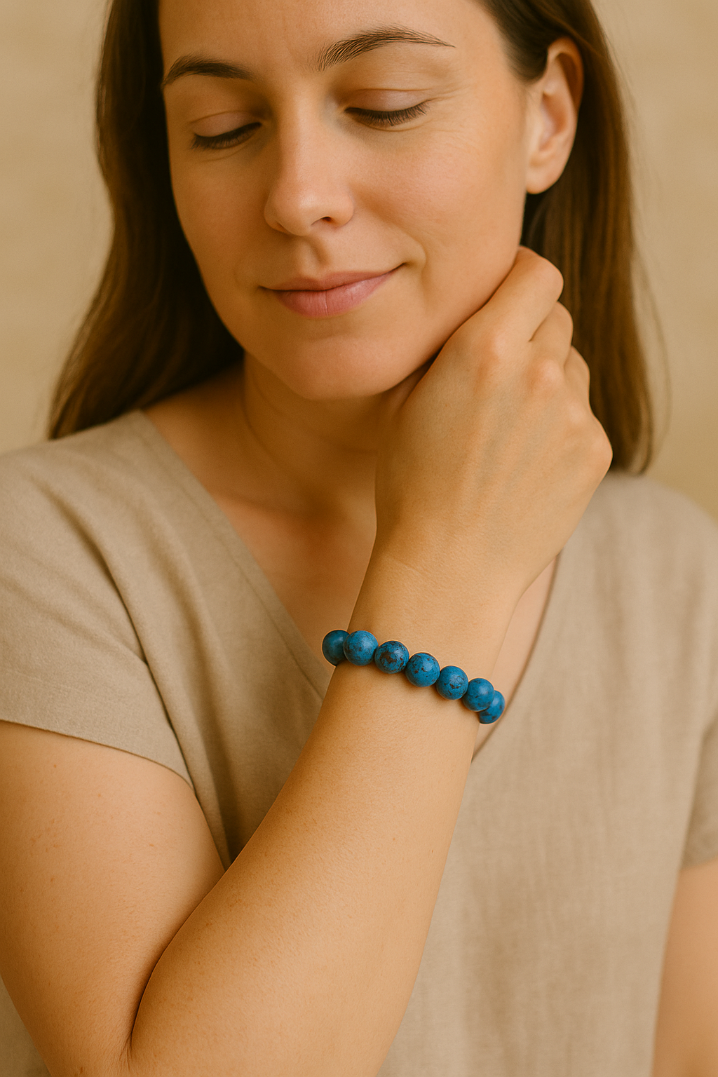 Femme portant un bracelet en pierre naturelle d’apatite bleue au poignet