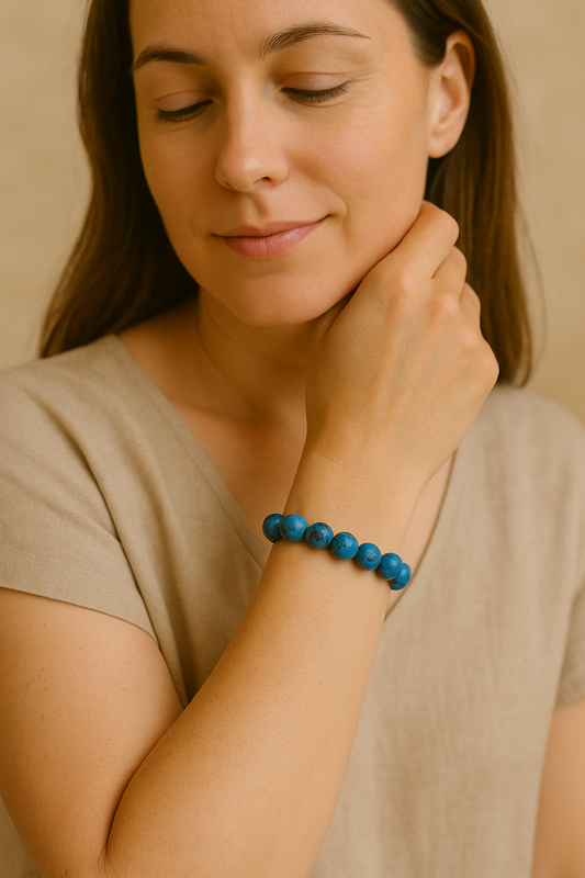 Femme portant un bracelet en pierre naturelle d’apatite bleue au poignet