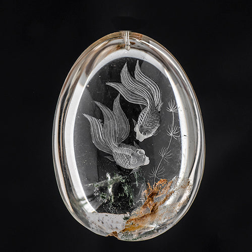 AMULETTE PENDENTIF EN CRISTAL DE ROCHE - 2 CARPES