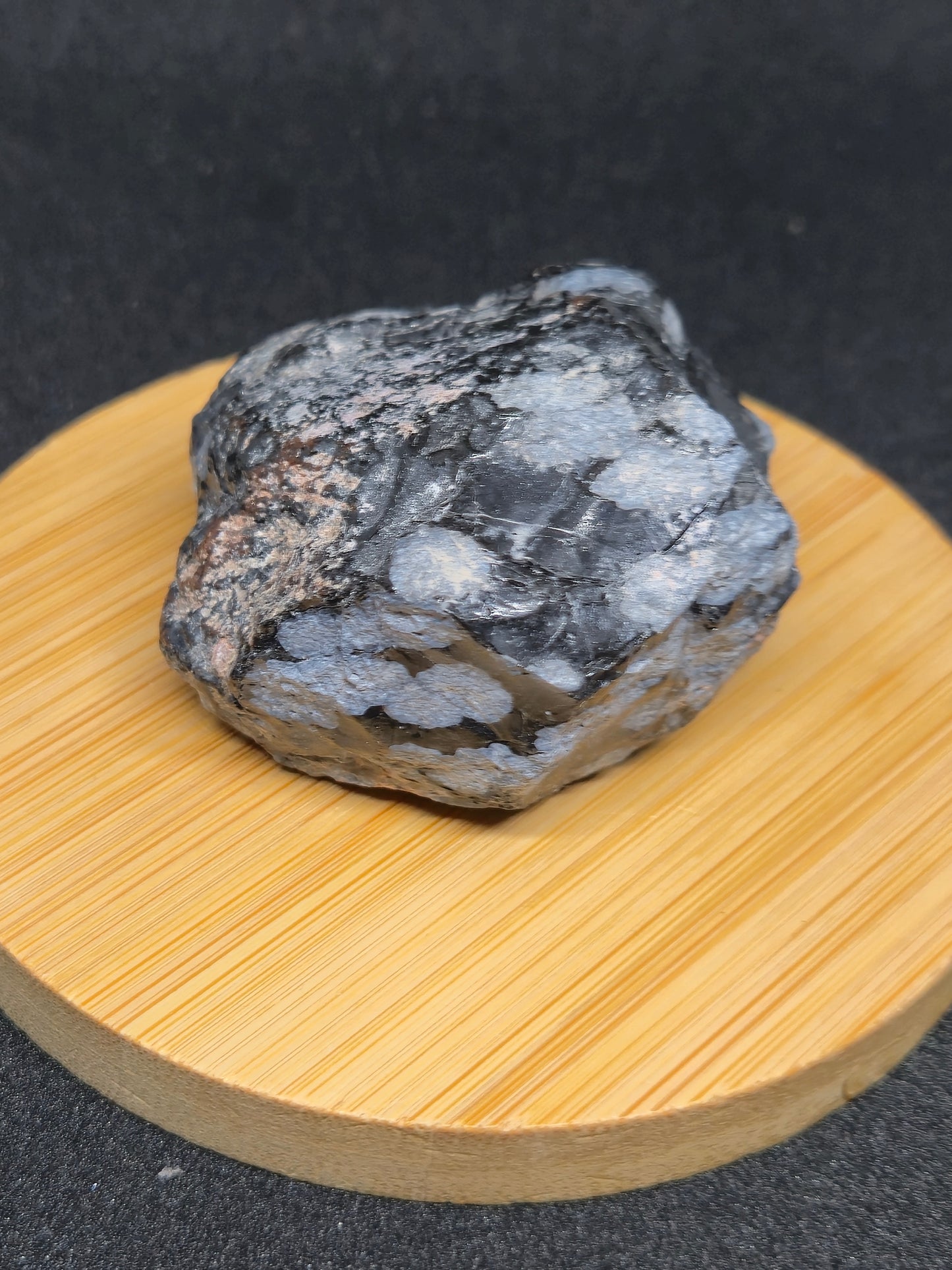 PIERRE BRUTE OBSIDIENNE MOUCHETÉE (NEIGE) TAILLE MOYENNE